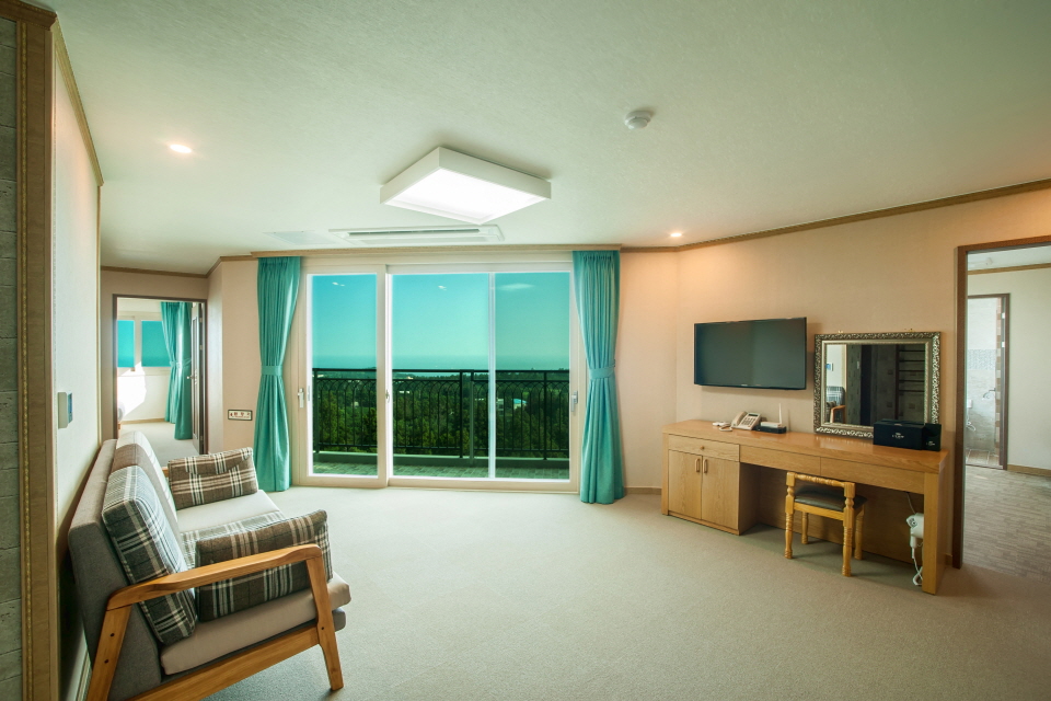 특실(룸2,욕실, 거실, 자쿠지)