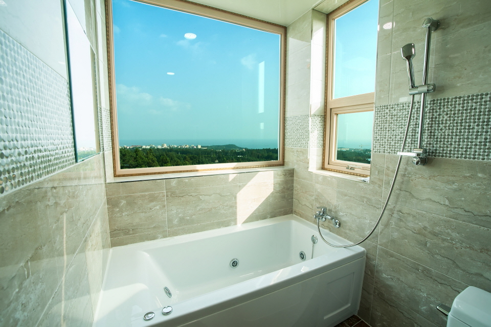 특실(룸2,욕실, 거실, 자쿠지)